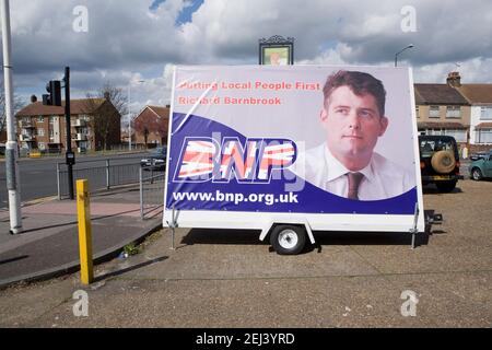 BNP-Plakatwand mit Richard Barnbrook BNP's London Mayoral Candidate and Leader of the Oppositions on Barking and Dagenham Borough Council. Die Plakatwand befand sich außerhalb der Pressekonferenzen, um die Kampagne der British Nationalist Party (BNP) für die Wahlen zum London Mayoral and Great London Authority (GLA) 2008 zu starten. The Eastbrook Public House, 835 Dagenham Road, London, Großbritannien. 12 April 2008 Stockfoto