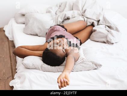 Genießen Sie guten Morgen und Wochenende Faulheit mit zärtlicher Stimmung während Covid-19-Sperre Stockfoto