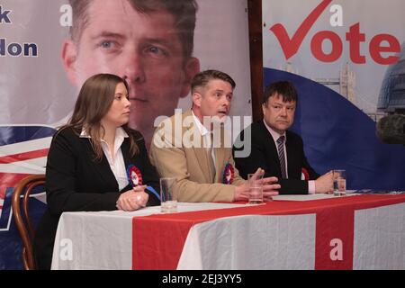 L-R Emma Louise Colgate, Richard, Barnbrook BNP London Mayoral Candidate und Leader der Opposition gegen Barking und Dagenham Borough Council und Bob Bailey, BNP Councilor (Barking und Dagenham Borough Council), der die bevorstehenden GLA-Wahlen ansteht. Auf den Pressekonferenzen zur Einleitung der Kampagne der British Nationalist Party (BNP) für die Wahlen 2008 zum Londoner Mayoral und zur Great London Authority (GLA). The Eastbrook Public House, 835 Dagenham Road, London, Großbritannien. 12 April 2008 Stockfoto