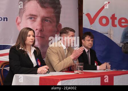 L-R Emma Louise Colgate, Richard, Barnbrook BNP London Mayoral Candidate und Leader der Opposition gegen Barking und Dagenham Borough Council und Bob Bailey, BNP Councilor (Barking und Dagenham Borough Council), der die bevorstehenden GLA-Wahlen ansteht. Auf den Pressekonferenzen zur Einleitung der Kampagne der British Nationalist Party (BNP) für die Wahlen 2008 zum Londoner Mayoral und zur Great London Authority (GLA). The Eastbrook Public House, 835 Dagenham Road, London, Großbritannien. 12 April 2008 Stockfoto