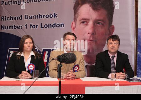 L-R Emma Louise Colgate, Richard, Barnbrook BNP London Mayoral Candidate und Leader der Opposition gegen Barking und Dagenham Borough Council und Bob Bailey, BNP Councilor (Barking und Dagenham Borough Council), der die bevorstehenden GLA-Wahlen ansteht. Auf den Pressekonferenzen zur Einleitung der Kampagne der British Nationalist Party (BNP) für die Wahlen 2008 zum Londoner Mayoral und zur Great London Authority (GLA). The Eastbrook Public House, 835 Dagenham Road, London, Großbritannien. 12 April 2008 Stockfoto