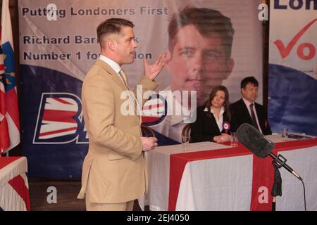 Richard Barnbrook BNP's London Mayoral Candidate and Leader of the Oppositions on Barking and Dagenham Borough Council, sprach auf den Pressekonferenzen zur Einleitung der Kampagne der British Nationalist Party (BNP) für die London Mayoral and Great London Authority (GLA)-Wahl 2008. The Eastbrook Public House, 835 Dagenham Road, London, Großbritannien. 12 April 2008 Stockfoto