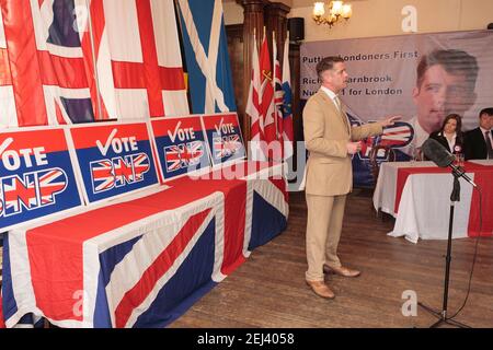 Richard Barnbrook BNP's London Mayoral Candidate and Leader of the Oppositions on Barking and Dagenham Borough Council, sprach auf den Pressekonferenzen zur Einleitung der Kampagne der British Nationalist Party (BNP) für die London Mayoral and Great London Authority (GLA)-Wahl 2008. The Eastbrook Public House, 835 Dagenham Road, London, Großbritannien. 12 April 2008 Stockfoto