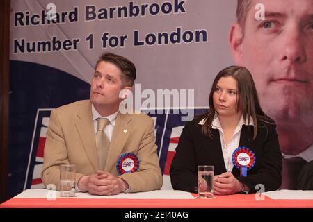 Richard Barnbrook BNP's London Mayoral Candidate and Leader of the Oppositions on Barking and Dagenham Borough Council saß mit Emma Louise Colgate bei den Pressekonferenzen, um die Kampagne der British Nationalist Party (BNP) für die Wahlen zum London Mayoral and Great London Authority (GLA) 2008 zu starten. The Eastbrook Public House, 835 Dagenham Road, London, Großbritannien. 12 April 2008 Stockfoto