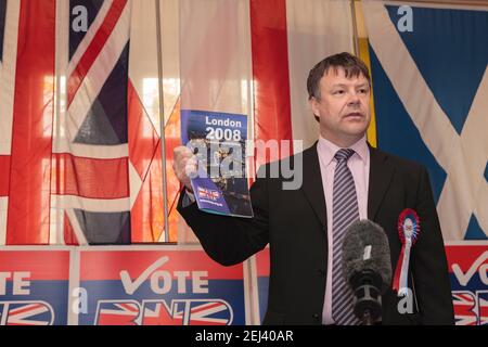 Bob Bailey, BNP-Ratsmitglied (Barking und Dagenham Borough Council), der bei den GLA-Wahlen steht, spricht auf den Pressekonferenzen zur Einleitung der Kampagne der British Nationalist Party (BNP) für die Wahlen zum Londoner Mayoral und zur Great London Authority (GLA) 2008. The Eastbrook Public House, 835 Dagenham Road, London, Großbritannien. 12 April 2008 Stockfoto