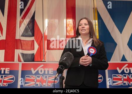 Emma Louise Colgate spricht zu Beginn der Pressekonferenzen zur Einleitung der Kampagne der British Nationalist Party (BNP) für die Wahlen zum Londoner Mayoral und zur Great London Authority (GLA) 2008. The Eastbrook Public House, 835 Dagenham Road, London, Großbritannien. 12 April 2008 Stockfoto