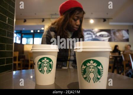 Nahaufnahme von Starbucks Kaffeetassen, die auf einem Tisch in einem Kaffeehaus platziert sind. Starbucks serviert heiße und kalte Getränke, Espresso, Caffe Latte. Stockfoto