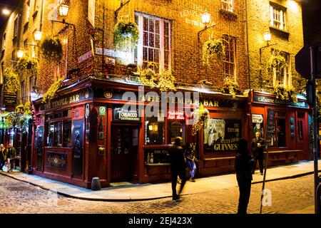 Die fantastische Atmosphäre rund um die Temple Bar bei Nacht in Dublin Stockfoto