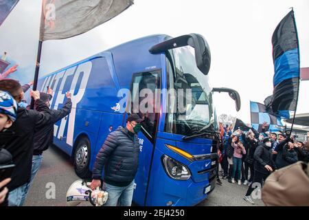 Mailand, Italien. Februar 2021, 21st. Mailand 21-2-2021 Ankunft des Busses mit den Inter-Spielern in San Siro, Fans im Delirium nur zur redaktionellen Verwendung Kredit: Unabhängige Fotoagentur/Alamy Live News Stockfoto