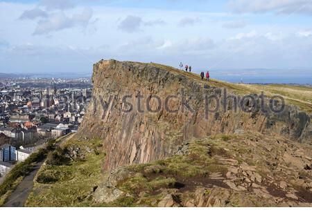 Edinburgh, Schottland, Großbritannien. Februar 2021, 21st. Menschen genießen die Sonne und im Freien im Holyrood Park. Spaziergang entlang der Salisbury Crags. Kredit: Craig Brown/Alamy Live Nachrichten Stockfoto