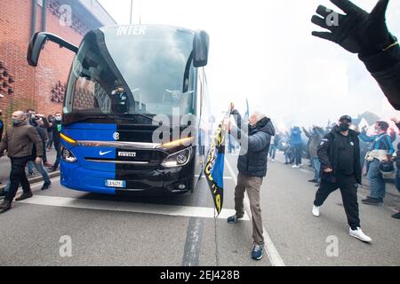 Mailand, Italien. Februar 2021, 21st. Mailand 21-2-2021 Ankunft des Busses mit den Inter-Spielern in San Siro, Fans im Delirium nur zur redaktionellen Verwendung Kredit: Unabhängige Fotoagentur/Alamy Live News Stockfoto