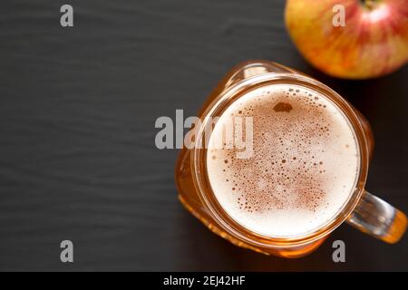 Harter Apfelwein Ale im Glas Becher, Draufsicht. Flachlage, über Kopf, von oben. Speicherplatz kopieren. Stockfoto