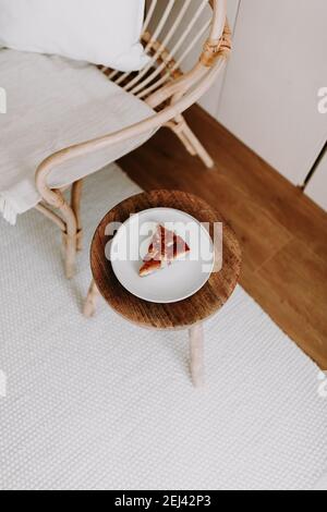Ein Stück hausgemachten Apfelkuchen auf einem Holz Hocker im Wohnzimmer Stockfoto