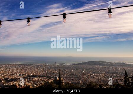 VSTA de la ciudad de Barcelona desde el parque de atracciones del Tibidabo. Con una población de 1 664 162 habitantes en 2020,7​ es la segunda ciudad Stockfoto