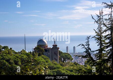 El Observatorio Fabra es un observatorio astronómico situado en Barcelona, sobre un contrafuerte de la Montaña del Tibidabo, encarado al sur, a 415 ms Stockfoto