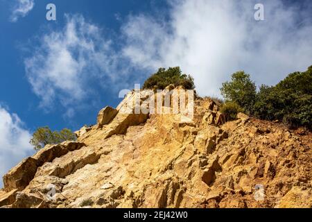 El paisaje del parque del Collserola es muy variado, la vegetacion del bosque que cubre todo el parque llega hasta las rocas de pedra. Stockfoto