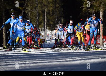 Pokljuka, Slowenien. Februar 2021, 21st. Biathlon: Weltmeisterschaft, Massenstart 15 km, Männer. Das Startfeld auf der Strecke. Quelle: Sven Hoppe/dpa/Alamy Live News Stockfoto