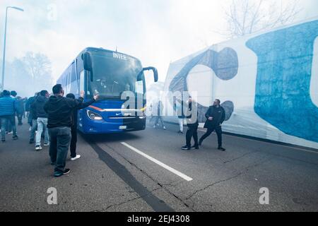 Mailand, Italien. Februar 2021, 21st. 2/21/2021 - Mailand 21-2-2021 Ankunft des Busses mit den Inter-Spielern in San Siro, Fans im Delirium nur redaktionelle Verwendung (Foto by IPA/Sipa USA) Kredit: SIPA USA/Alamy Live News Stockfoto