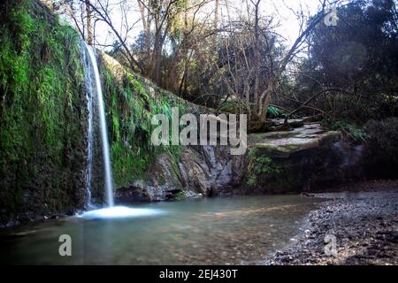 UNO de los lugares Mas evocador del parque del Collserola es la cascada situada en Molins del Rei. Para llegar Hay un camino a Piè dentro el bosque qu Stockfoto