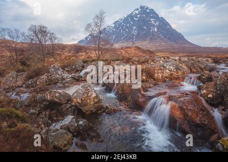 Dramatische Landschaft des berühmten Buachaille Etiv Mor und River Coupall Wasserfall in Glencoe in den schottischen Highlands. Stockfoto