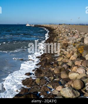 Ein Bild eines Wellenbrechers, der einen Hafen schützt. Bild aus Lomma, Südschweden Stockfoto