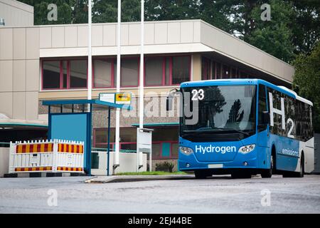 An der Bushaltestelle steht ein Wasserstoff-Brennstoffzellen-Bus Stockfoto