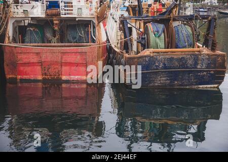 Nautische Details von rostigen, alten kommerziellen Fischerbooten am Mallaig Village Hafen in den schottischen Highlands, Westküste Schottlands Stockfoto