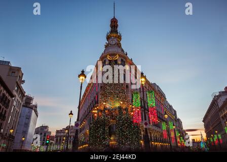 MADRID - 27. DEZEMBER 2020: Weitwinkelansicht des kürzlich renovierten Centro Canalejas Komplexes in Madrid, beleuchtet von der Weihnachtsdekoration im Stockfoto