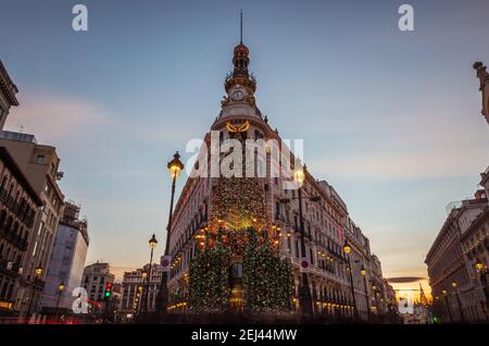 MADRID - 27. DEZEMBER 2020: Weitwinkelansicht des kürzlich renovierten Centro Canalejas Komplexes in Madrid, beleuchtet von der Weihnachtsdekoration im Stockfoto