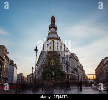 MADRID - 27. DEZEMBER 2020: Weitwinkelansicht des kürzlich renovierten Centro Canalejas Komplexes in Madrid, beleuchtet von der Weihnachtsdekoration im Stockfoto