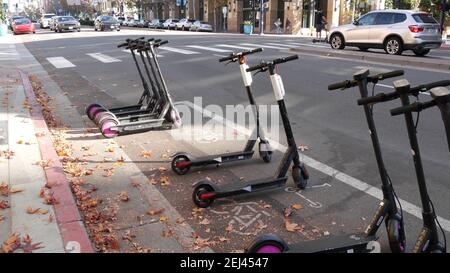 SAN DIEGO, CALIFORNIA USA - 4 JAN 2020: Row of Ride Sharing Elektroroller auf der Straße in Gaslamp Quarter geparkt. Vermietung dockless öffentliche Fahrräder, eco t Stockfoto