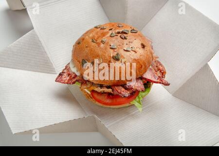 Köstliche Junk-Mahlzeit, Fast Food und Lieferservice für zu Hause und im Büro während covid-19 Quarantäne Stockfoto