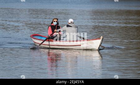 Reifes Paar mit Anti-covid Gesichtsmaske während einer Rawboat-Reise auf dem See Daumesnil im Bois de vincennes, Paris, FRANKREICH. Stockfoto