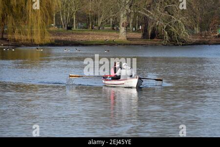 Reifes Paar mit Anti-covid Gesichtsmaske während einer Rawboat-Reise auf dem See Daumesnil im Bois de vincennes, Paris, FRANKREICH. Stockfoto