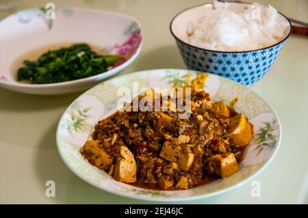 Eine voll vegane Version des Sichuan-Klassikers mapo doufu mit Omnipork-Fleischersatz aus gemahlenem Fleisch auf pflanzlicher Basis. Stockfoto