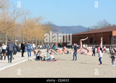 Lahr, Baden-Württemberg, Deutschland, 21. Februar 2021: Der Seepark, Teil der Landesgartenschau 2018, am ersten Frühlingstag. An der Strandpromenade sind - aufgrund der großen Menschenzahl - die Entfernungsregeln und die Hygienevorschriften der Corona-Pandemie gebrochen. Kredit: Endrik Baublies/Alamy Live Nachrichten Stockfoto