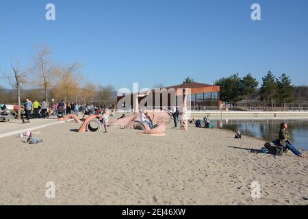 Lahr, Baden-Württemberg, Deutschland, 21. Februar 2021: Der Seepark, Teil der Landesgartenschau 2018, am ersten Frühlingstag. An der Strandpromenade sind - aufgrund der großen Menschenzahl - die Entfernungsregeln und die Hygienevorschriften der Corona-Pandemie gebrochen. Kredit: Endrik Baublies/Alamy Live Nachrichten Stockfoto