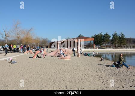 Lahr, Baden-Württemberg, Deutschland, 21. Februar 2021: Der Seepark, Teil der Landesgartenschau 2018, am ersten Frühlingstag. An der Strandpromenade sind - aufgrund der großen Menschenzahl - die Entfernungsregeln und die Hygienevorschriften der Corona-Pandemie gebrochen. Kredit: Endrik Baublies/Alamy Live Nachrichten Stockfoto