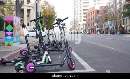 SAN DIEGO, CALIFORNIA USA - 4 JAN 2020: Row of Ride Sharing Elektroroller auf der Straße in Gaslamp Quarter geparkt. Vermietung dockless öffentliche Fahrräder, eco t Stockfoto