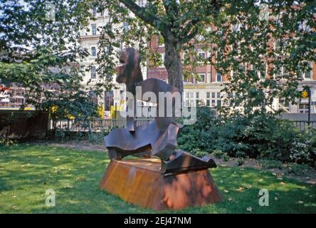 Eine Metallskulptur aus dem Jahr 1989, ‘Wrestlers’, von Allen Jones, City of London, London, England, Großbritannien 1993. Dies war Teil der ‘Art in the City’ von 1993 und zielte darauf ab, Skulpturen zwischen den Grünflächen und der unverwechselbaren Architektur der City of London zu setzen. Allen Jones (geb. 1937) ist vor allem für seine Arbeiten in der britischen Pop-Art-Bewegung der späten 1960er Jahre bekannt, darunter Lithographie, Malerei, Zeichnung und Skulptur – eine Vintage-Fotografie der 1990er Jahre. Stockfoto