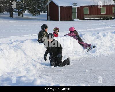 KINDER SPIELEN IM SCHNEE Stockfoto