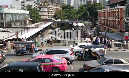 BANGKOK, THAILAND - 18 DEZEMBER, 2018 Pratunam Pier, Express-Boot öffentlichen Verkehrsmitteln Haltestelle im Zentrum der Stadt. Saen Saep Kanal. Viel Verkehr auf Ratchadamr Stockfoto