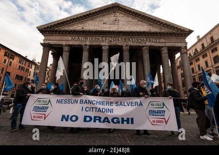 Rom, Italien. Februar 2021, 17th. Aktivisten der ehemaligen Bewegung Gianluigi Paragone aus dem Jahr M5S demonstrieren auf der Piazza del Pantheon gegen Premierminister Mario Draghi und Europa. (Foto: Andrea Ronchini/Pacific Press/Sipa USA) Quelle: SIPA USA/Alamy Live News Stockfoto