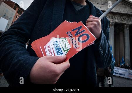 Rom, Italien. Februar 2021, 17th. Aktivisten der ehemaligen Bewegung Gianluigi Paragone aus dem Jahr M5S demonstrieren auf der Piazza del Pantheon gegen Premierminister Mario Draghi und Europa. (Foto: Andrea Ronchini/Pacific Press/Sipa USA) Quelle: SIPA USA/Alamy Live News Stockfoto