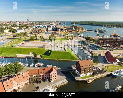 KLAIPEDA, LITAUEN - 9. AUGUST 2020: Luftaufnahme von schönen Yachten am Pier im Yachtclub in Klaipeda, Litauen. Klaipeda alte Burg Website. Stockfoto