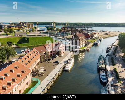 KLAIPEDA, LITAUEN - 9. AUGUST 2020: Luftaufnahme von schönen Yachten am Pier im Yachtclub in Klaipeda, Litauen. Klaipeda alte Burg Website. Stockfoto