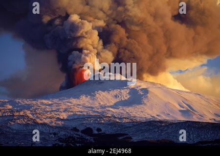 Ätna Vulkan Eruption von Sizilien Natur Wahrzeichen, vom Gipfelkrater eine Spalte von Rauch und rote Lavaexplosion - 16. februar 2021 Stockfoto