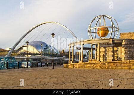 Der Swirle Pavillion steht auf Newcastles berühmter Quayside. Am frühen Morgen mit der Gateshead Millennium Bridge und dem Sage Center im Hintergrund festgehalten Stockfoto