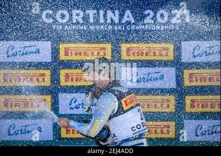 21. Februar 2021, Italien, Cortina d'Ampezzo: Alpinski: Weltmeisterschaft, Slalom, Männer, Siegerehrung: Sebastian Foss-Solevaag aus Norwegen spritzt mit Prosecco. Foto: Michael Kappeler/dpa Stockfoto