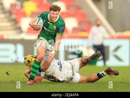 Der Londoner Ire Theo Brophy Clews verrutscht beim Spiel der Gallagher Premiership im Brentford Community Stadium in London das Tackle von Bristol Bears' will Capon. Bilddatum: Sonntag, 21. Februar 2021. Stockfoto